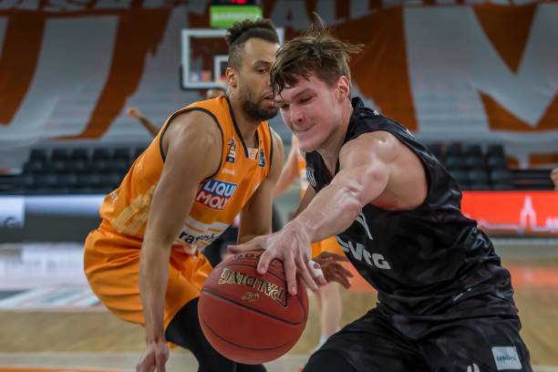 英超-奥纳纳离谱脱手送大礼 曼联主场不敌布莱顿.